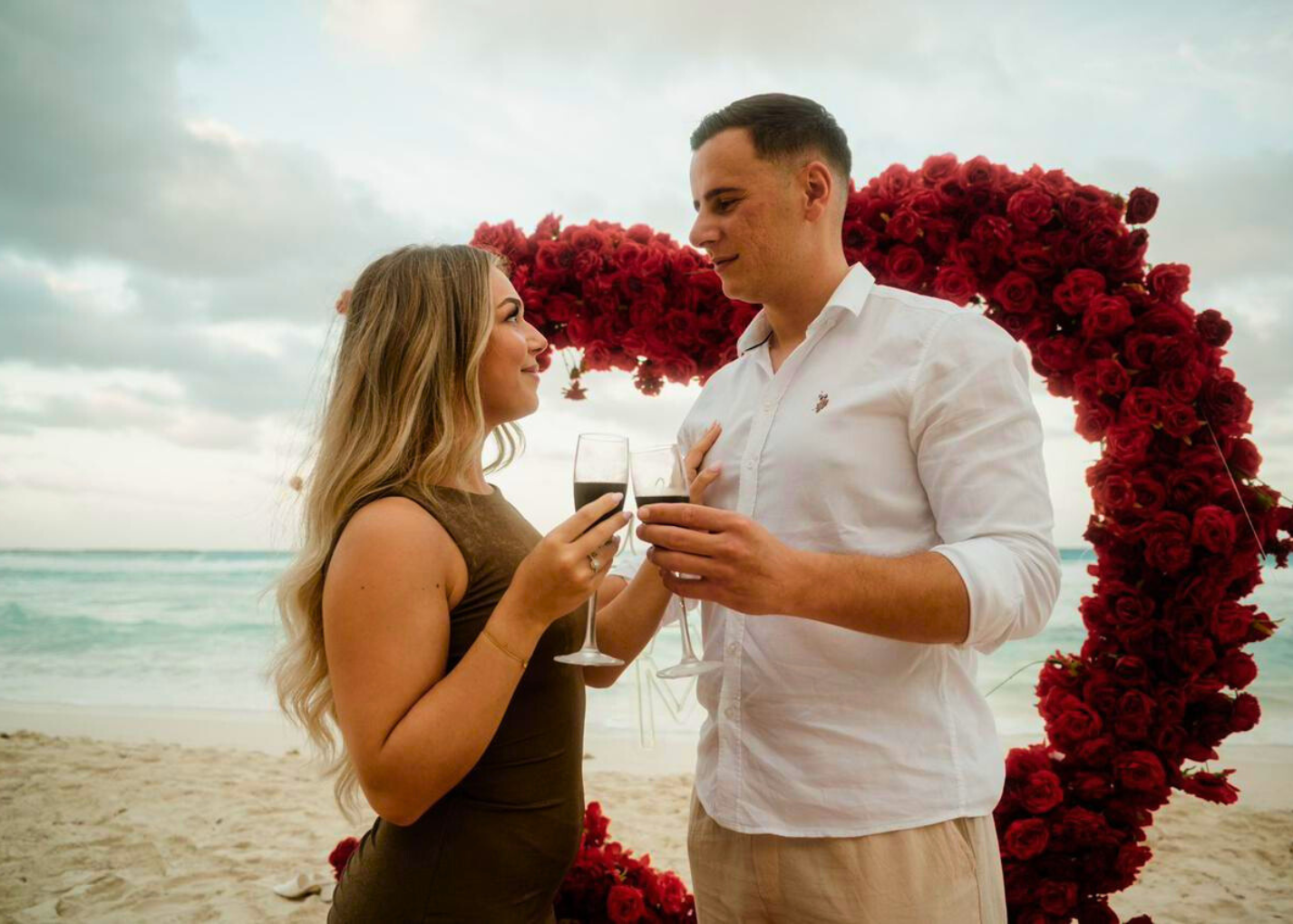 Brindis romántico en Playa Isla Mujeres