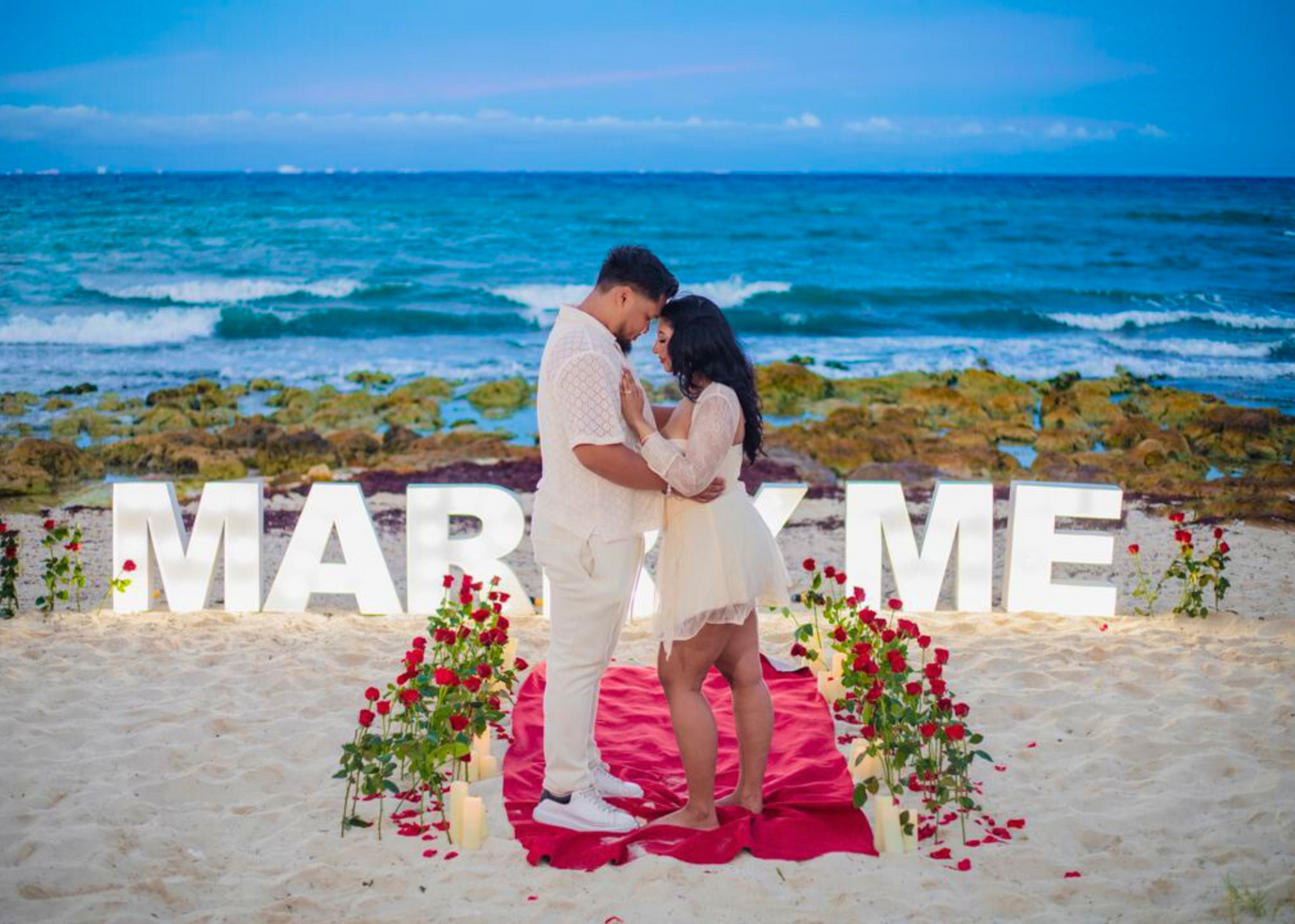 Brindis romántico frente al mar Playa del Carmen
