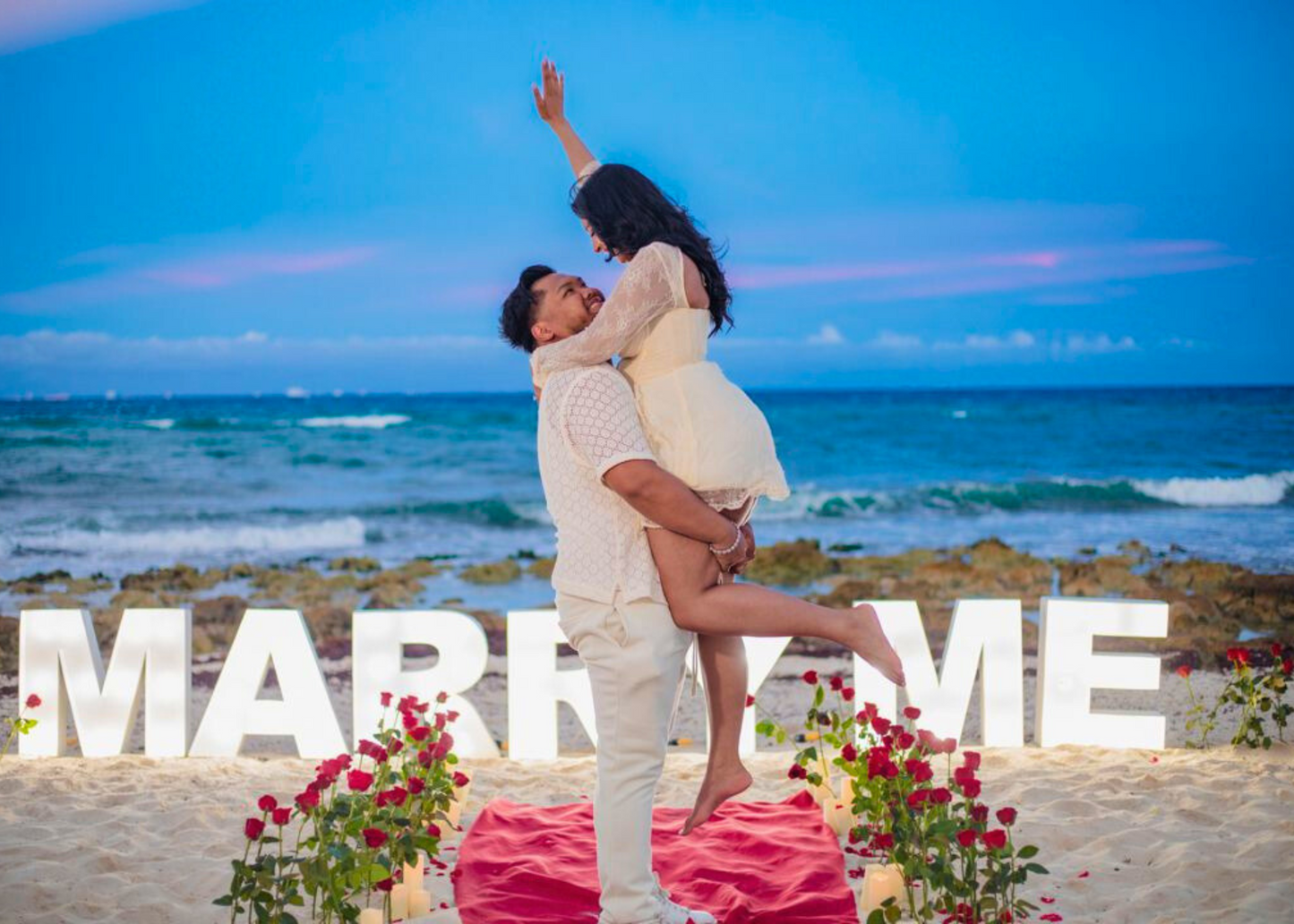 Brindis romántico frente al mar Playa del Carmen