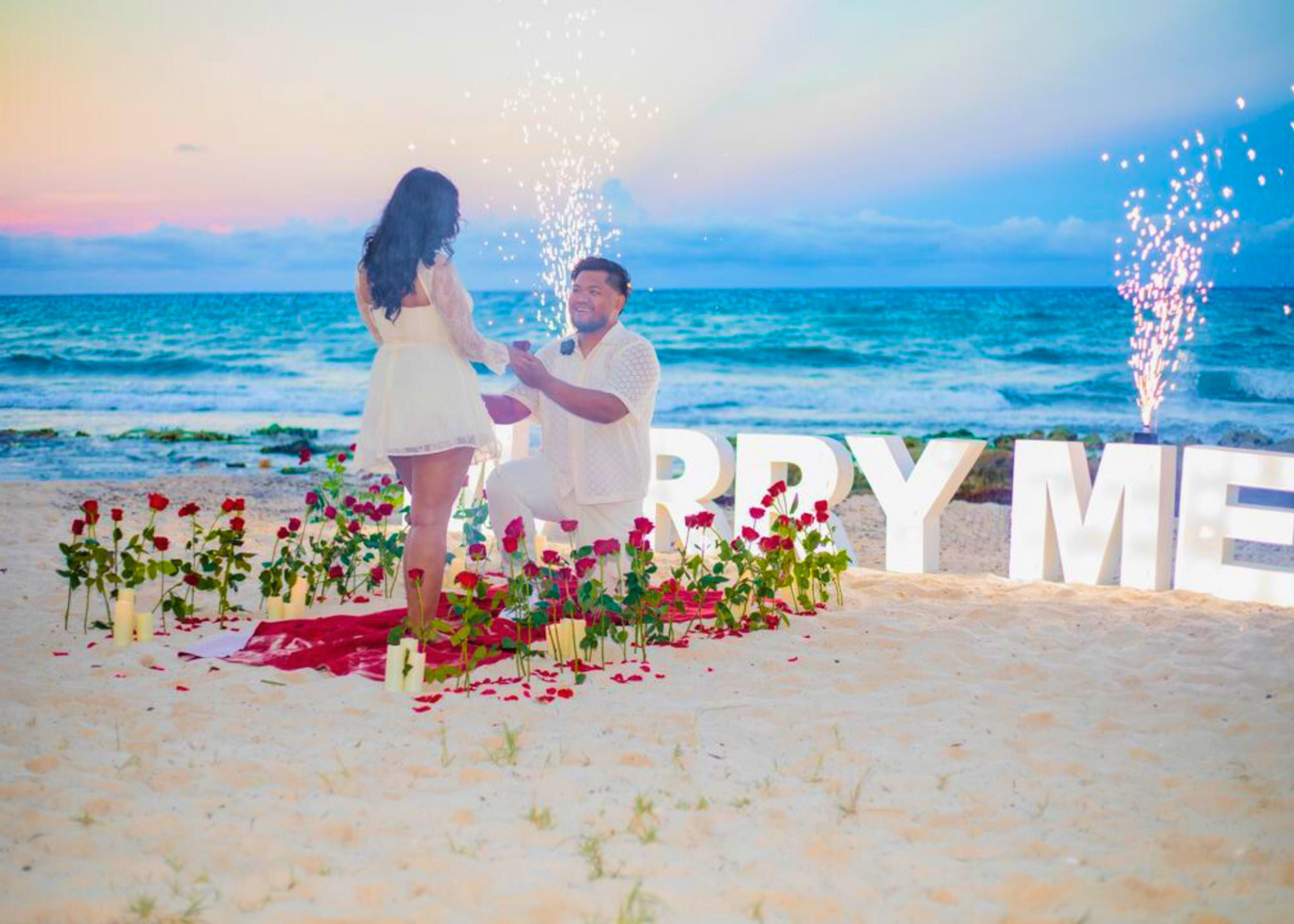 Brindis romántico frente al mar Playa del Carmen