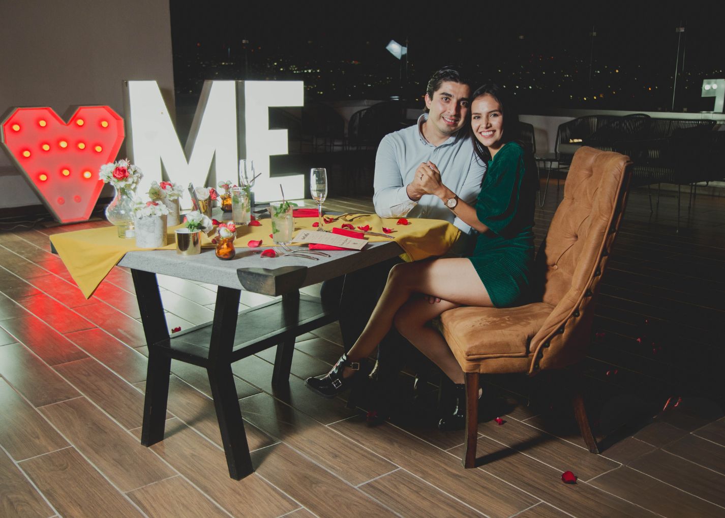 Cena romántica Estelar León