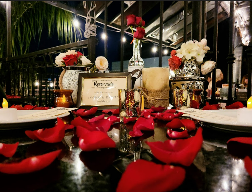 Cena romántica en terraza en Monterrey
