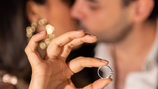 anillo de matrimonio con pareja besandose