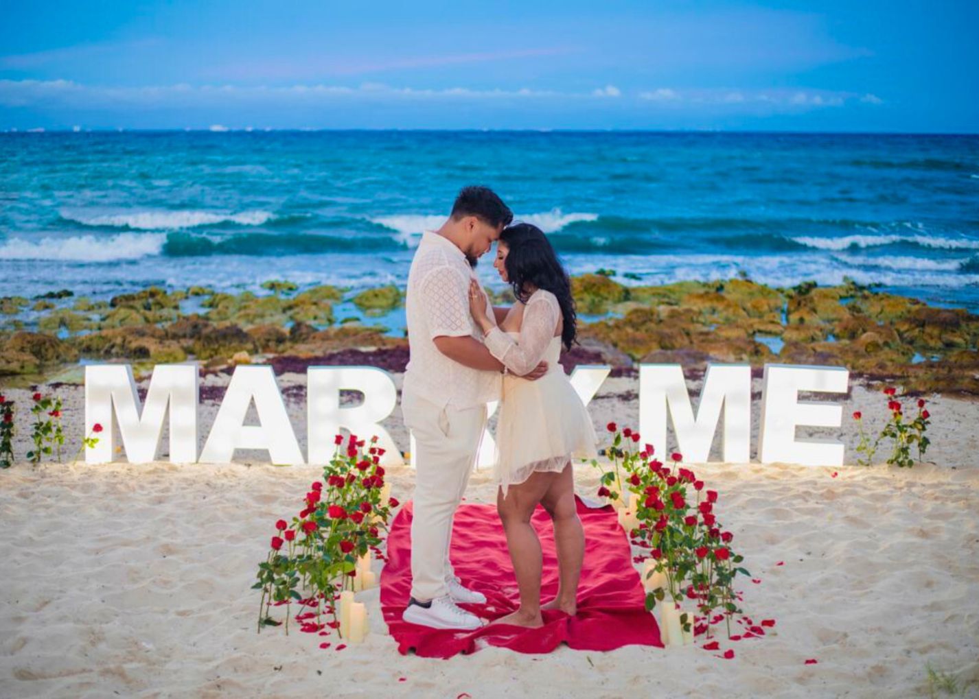Brindis romántico frente al mar Playa del Carmen