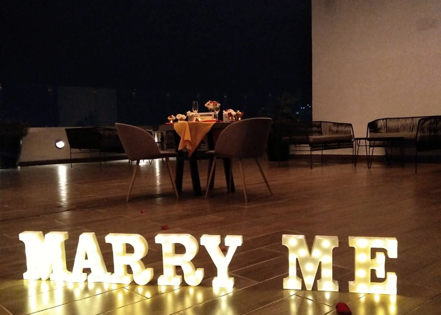 Cena romántica Estelar León