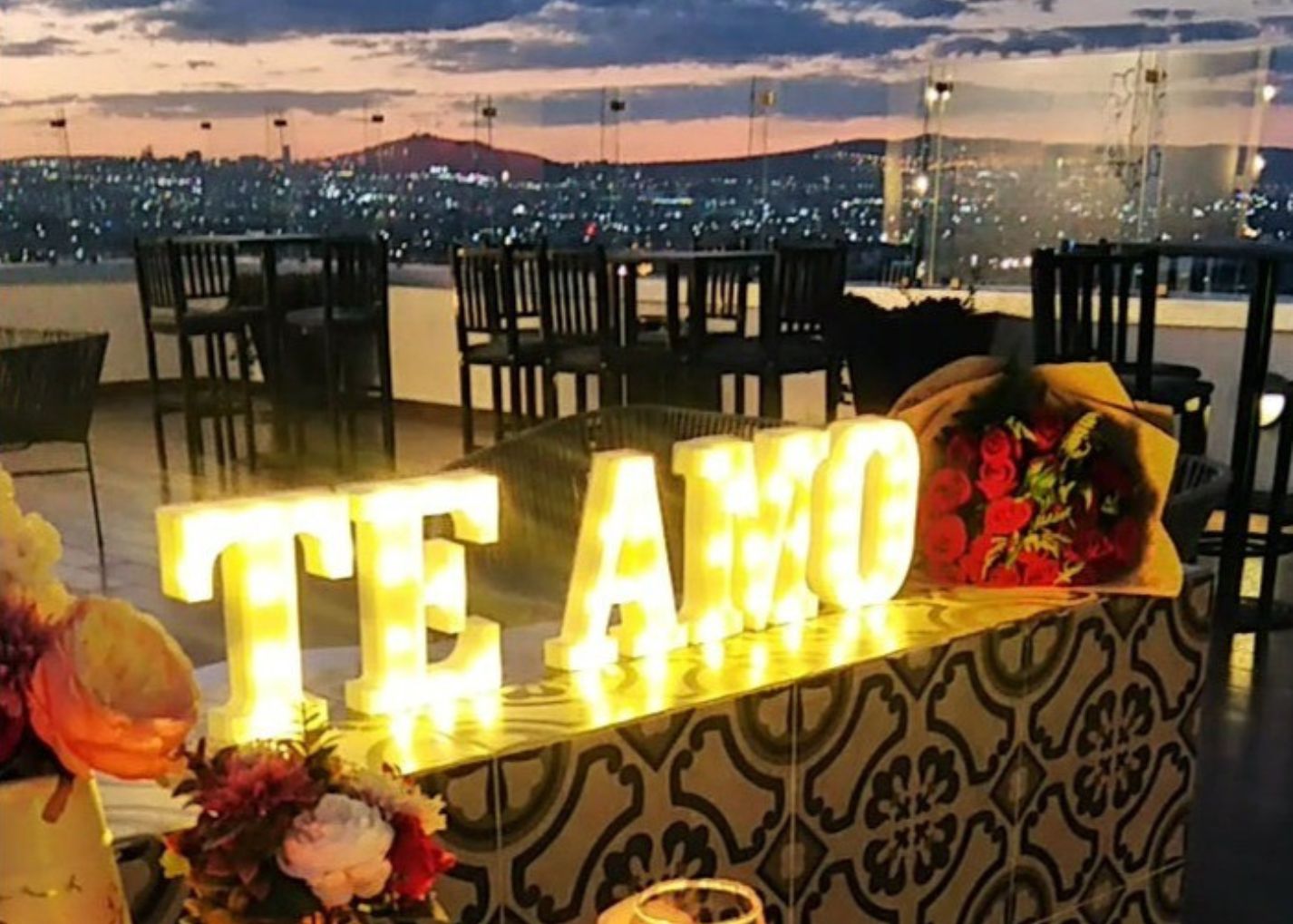 Cena romántica Estelar León