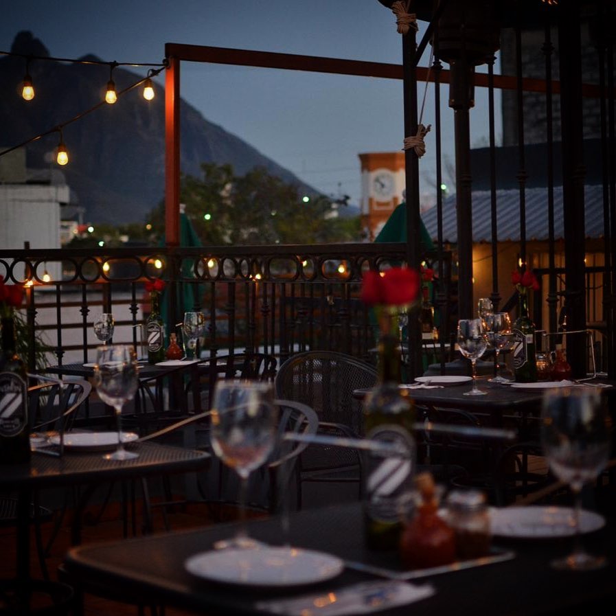 Cena romántica en terraza en Monterrey