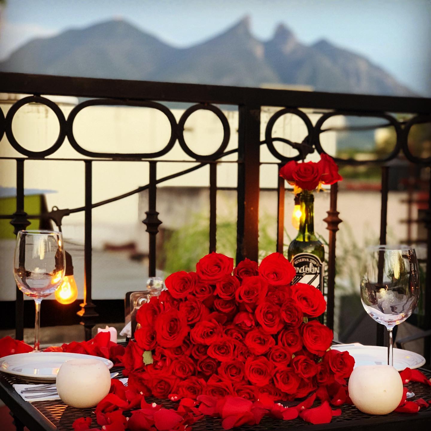 Cena romántica en terraza en Monterrey